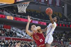 -辽宁队完胜掘金，易建联点燃赛场