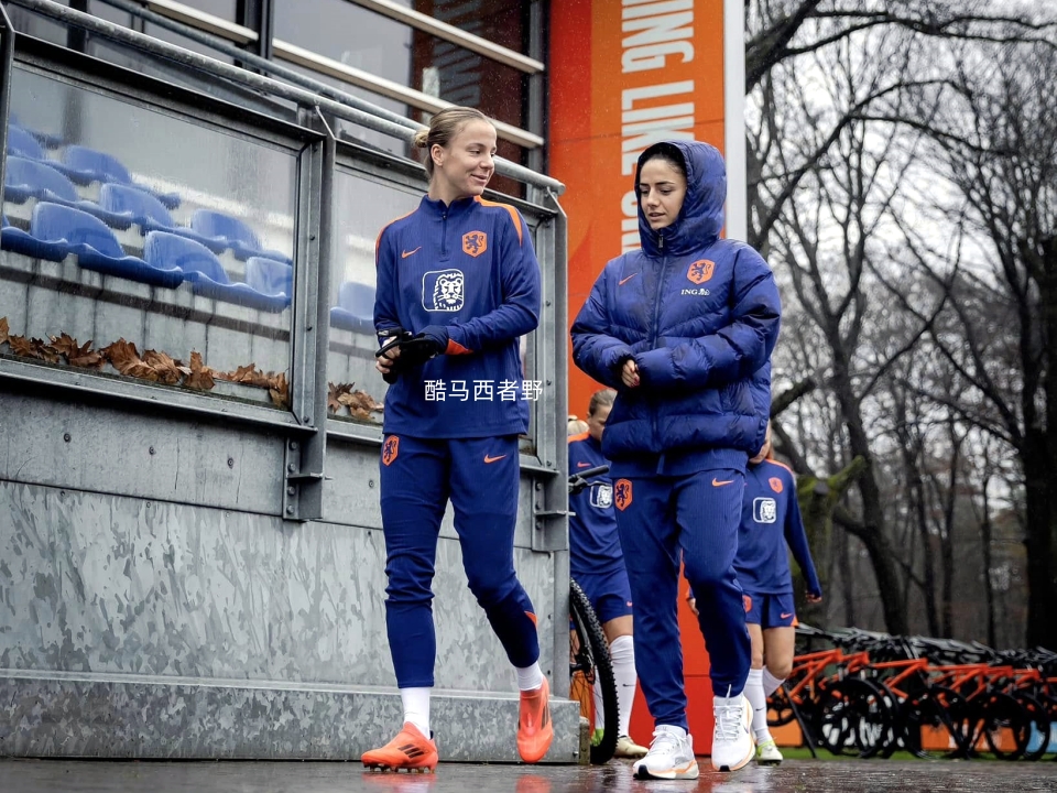 荷兰女足在友谊赛上获得鼓舞
