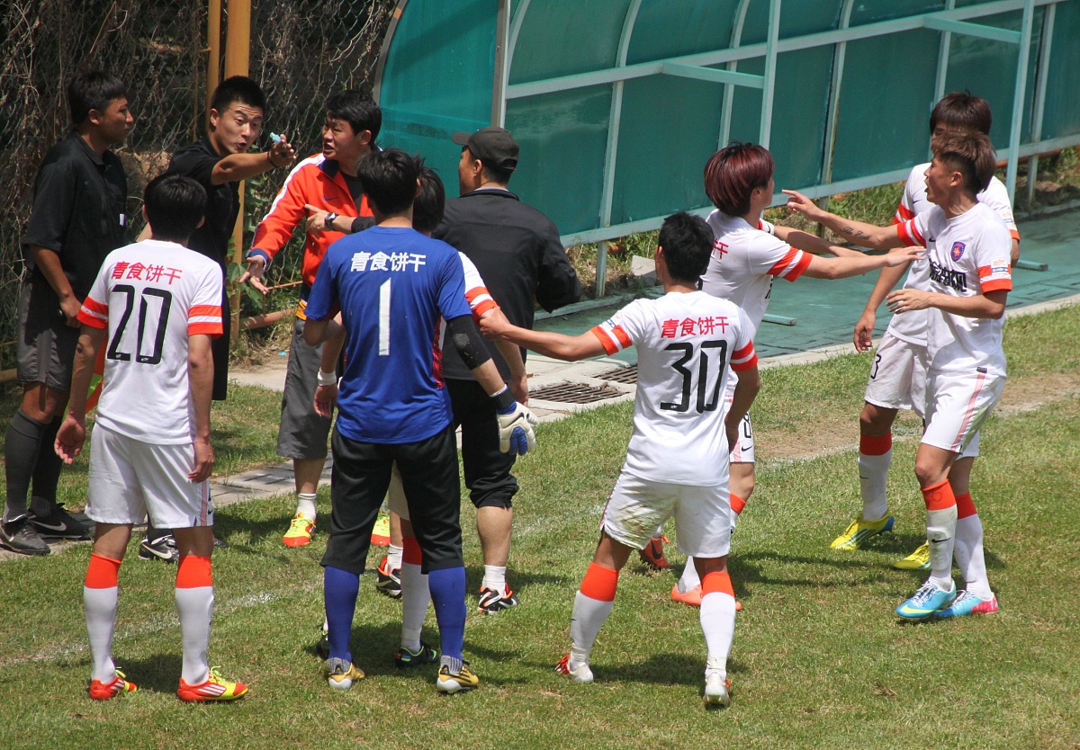 激战正酣！球队拼尽全力冲刺胜利