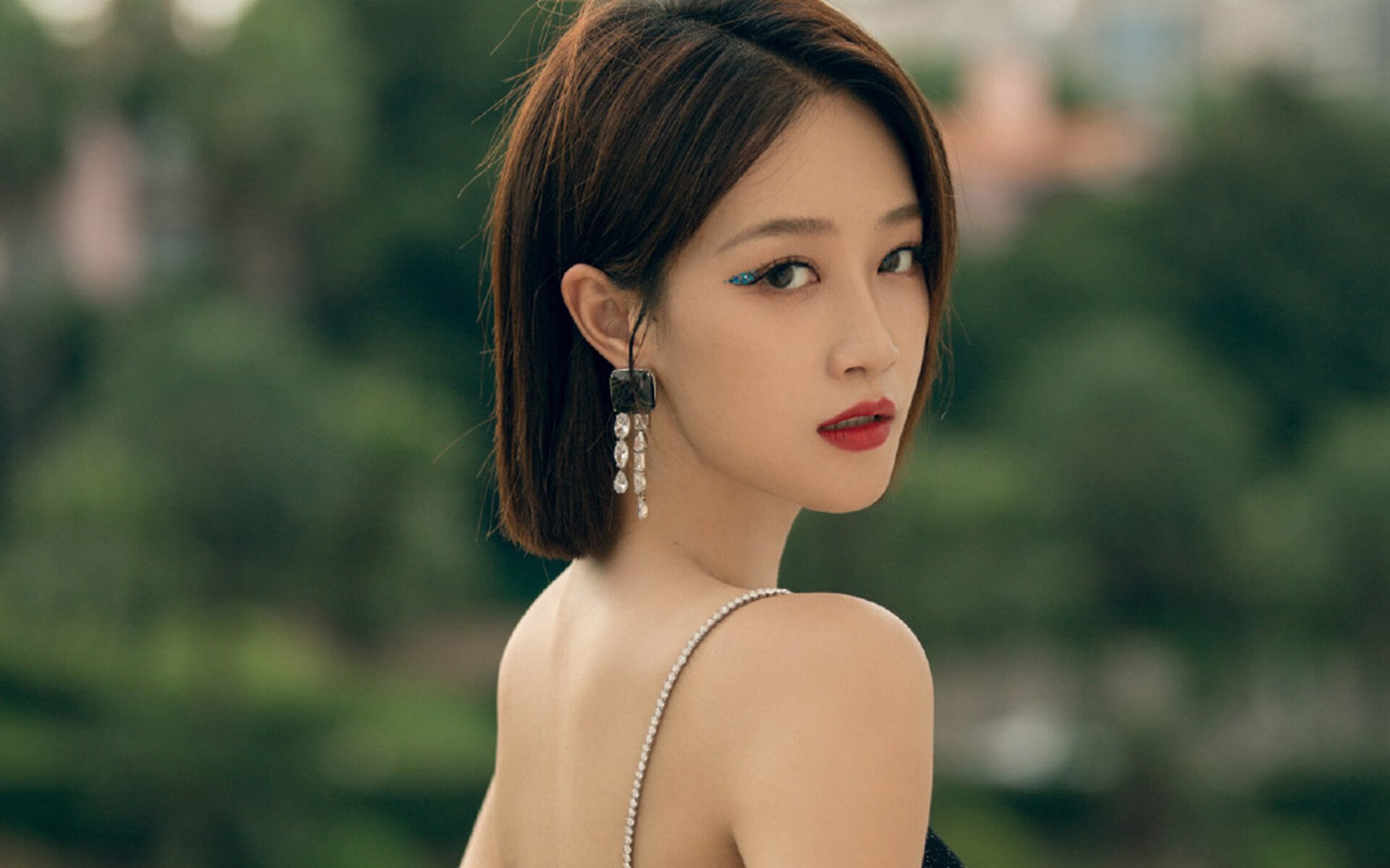 压力下的蜕变，萨拉赫爆发与尼斯对阵曼联的战术镜鉴