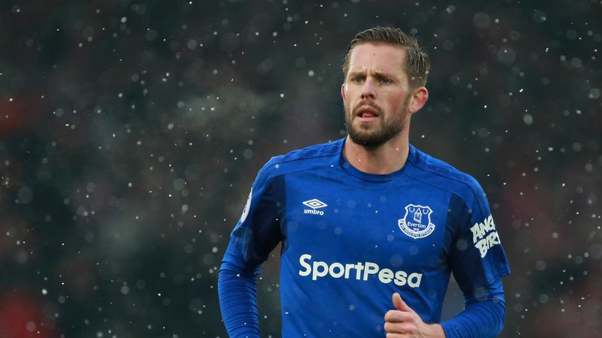 绿茵场上的冰与火，巨星闪耀与团队铁流的双重变奏