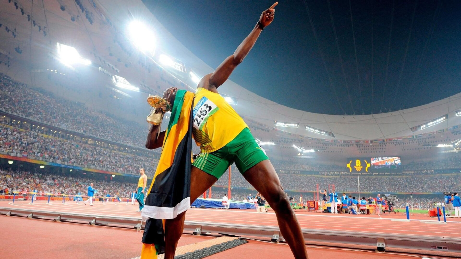 F1轰鸣中的篮球心跳，当新赛季揭幕战撞上生死战的哲学